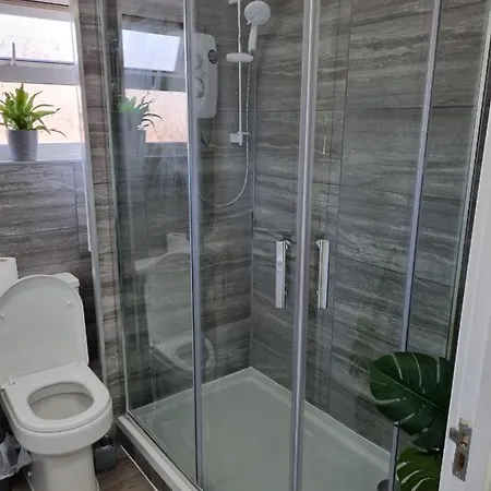 Glamorous With Wifi And Netflix Guest house *